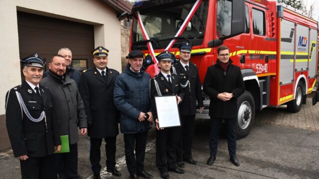 Strażacy z Miłomłyna otrzymali nowy samochód ratowniczo-gaśniczy
